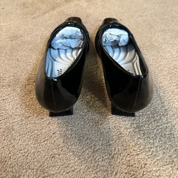 Easy Street Black Patent Waive pumps 7.5 NIB - Picture 3 of 8